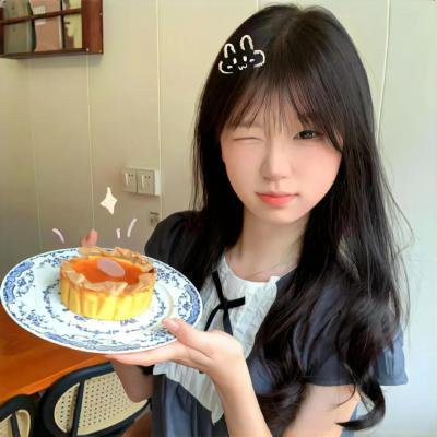 咖啡馆里的女孩